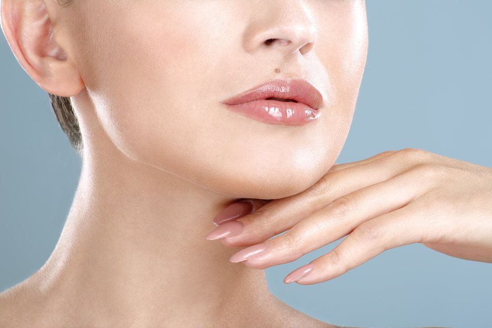 full lips, defined chin
